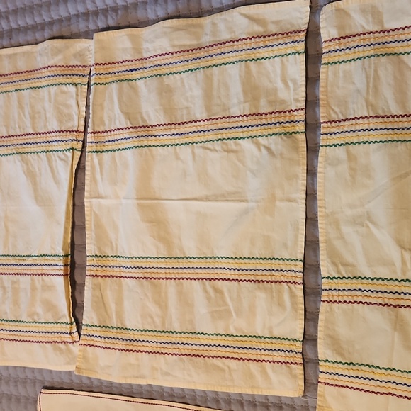 Yellow cotton vintage place mats and one napkin. - Picture 3 of 10